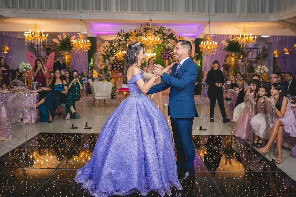 Quinceañera bailando